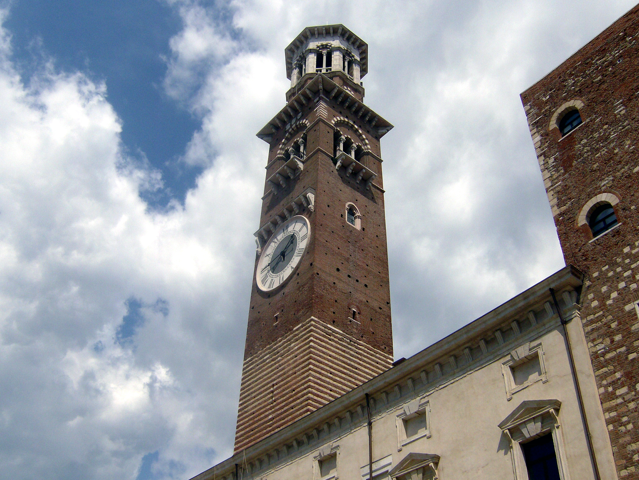 Cómo llegar a la Torre dei Lamberti