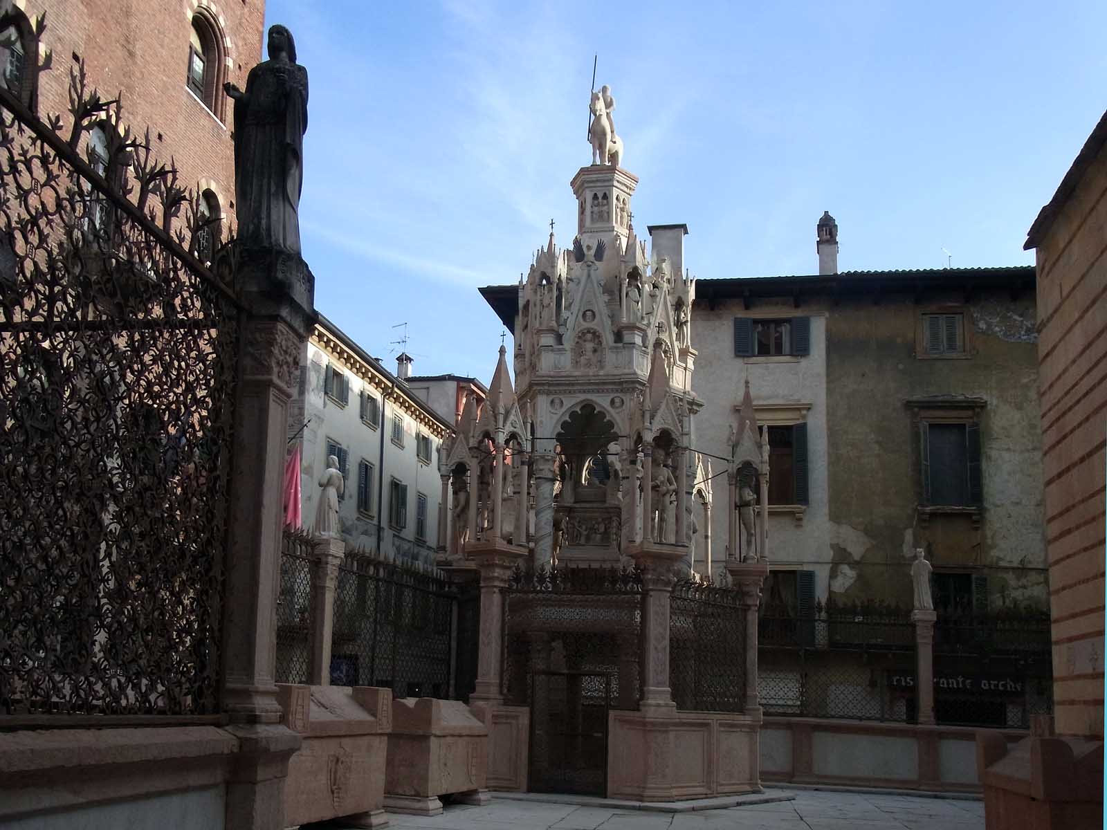 Exterior e interior de la Iglesia