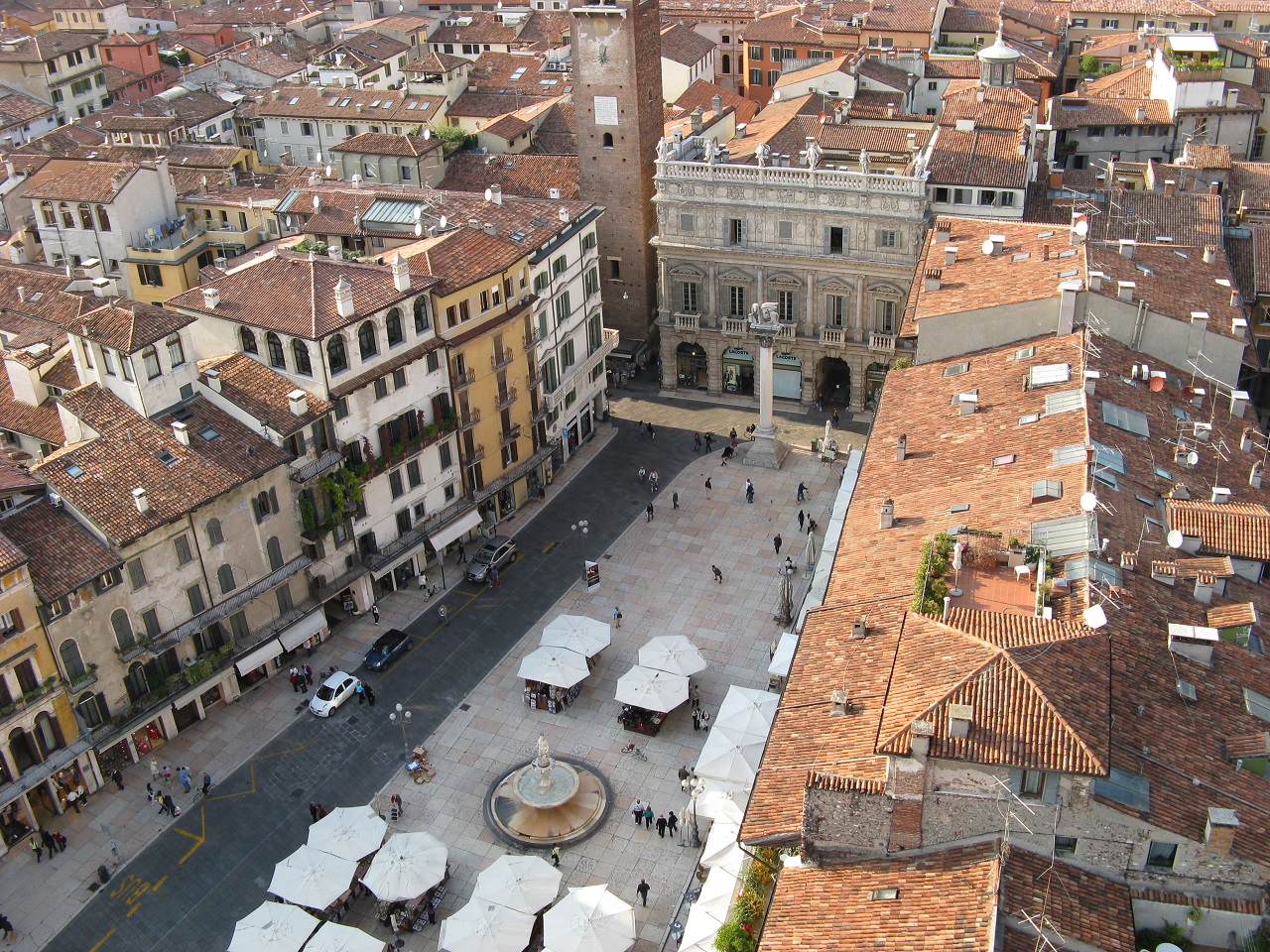 Lugares y monumentos históricos en la Piazza delle Erbe